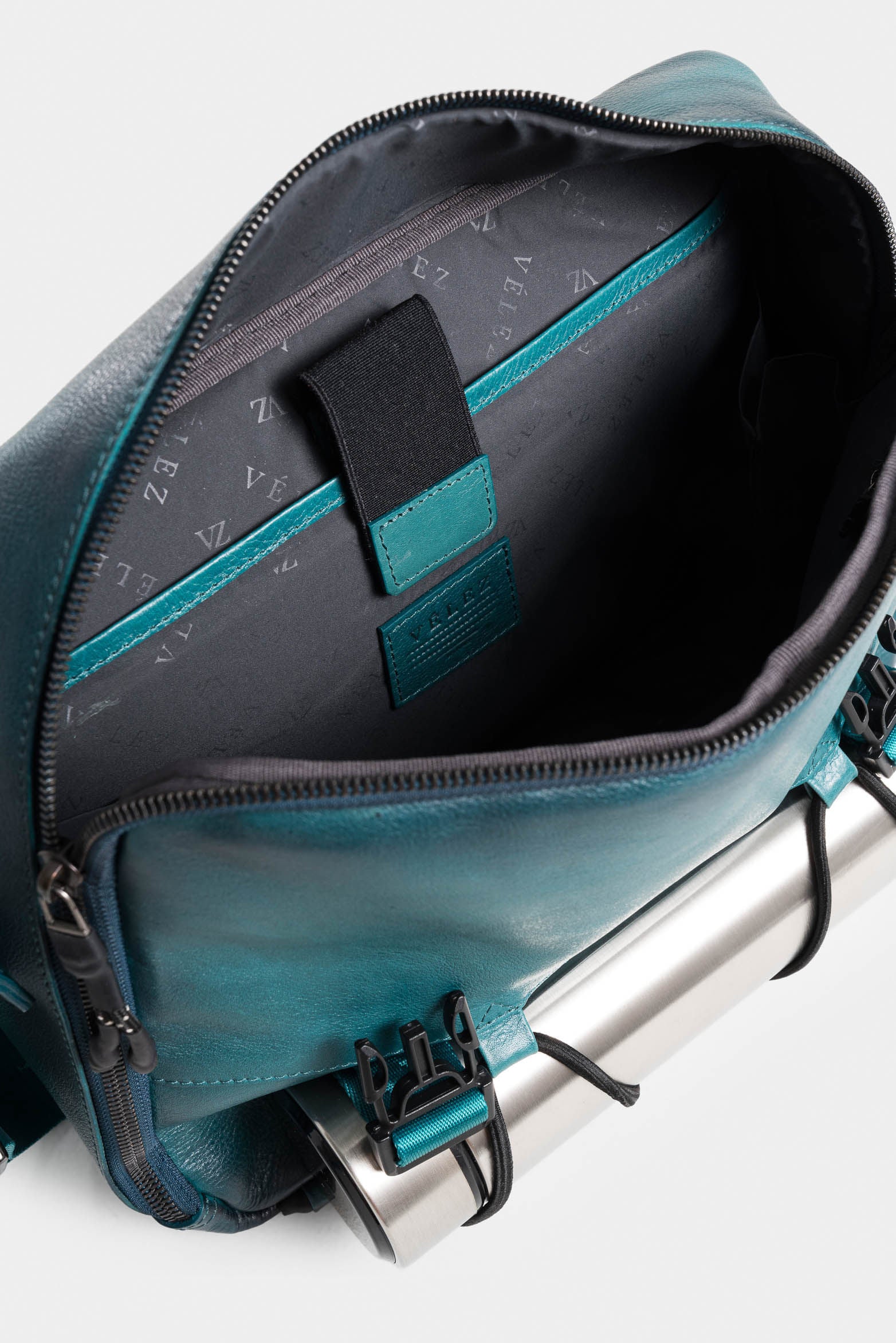 Boreal Smooth Leather Hands-Free Bag with Integrated Thermos for Men - Image 5