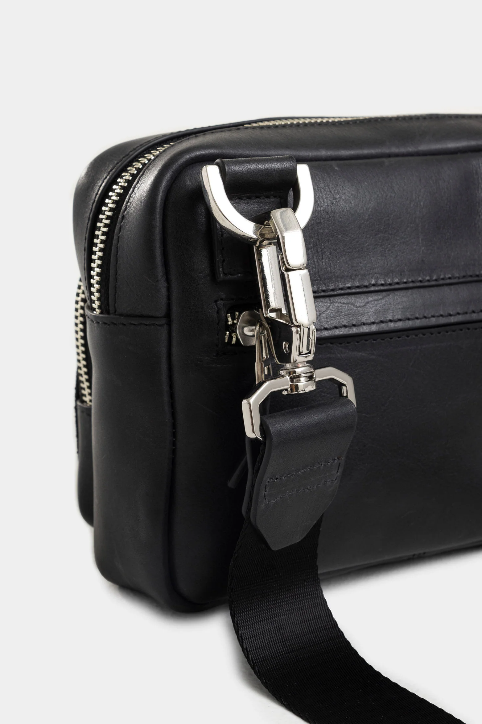 Bright Leather Hands-Free Bag for Men with Black Padded Detail - Image 4