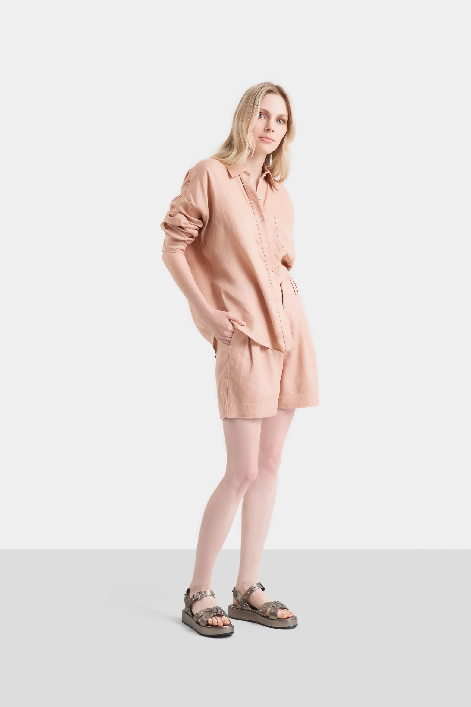 High-Waisted Linen Shorts for Women with Millaré Detail - Image 3