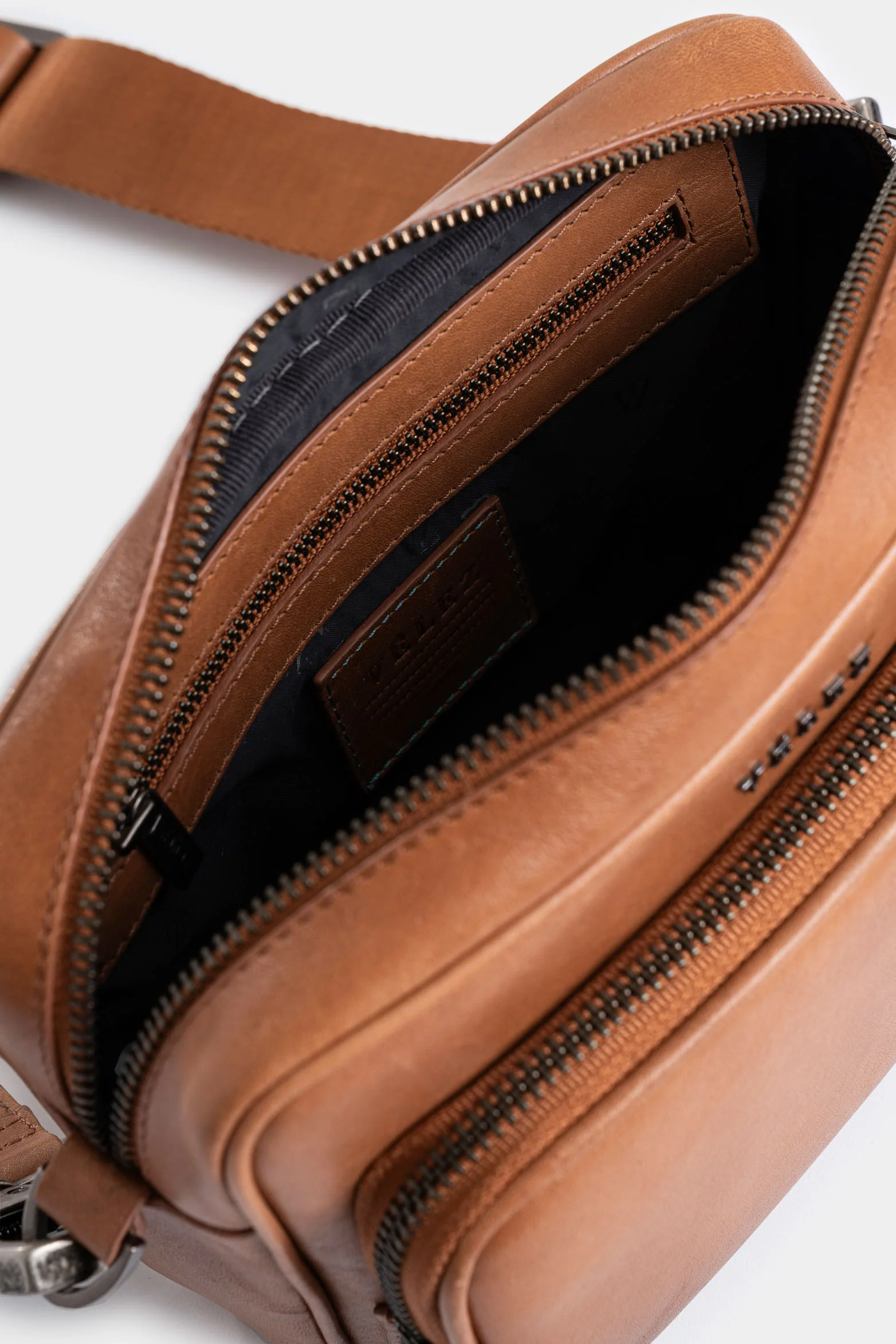 Kansas 2 Hands-Free Leather Bag for Men Slim - Image 5