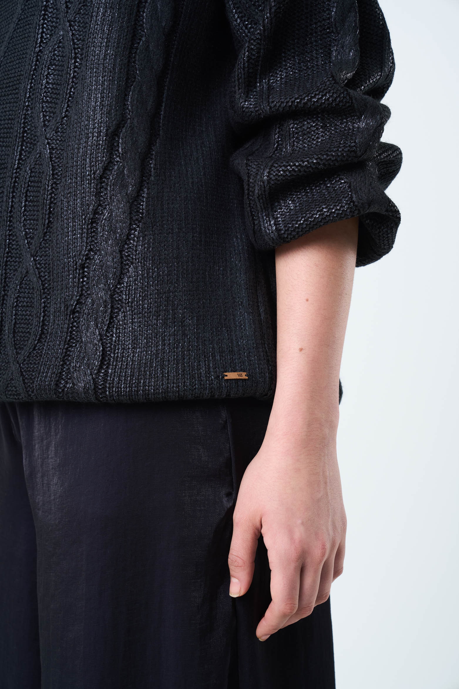 Layla knitted sweater for women with resin effect - Image 7