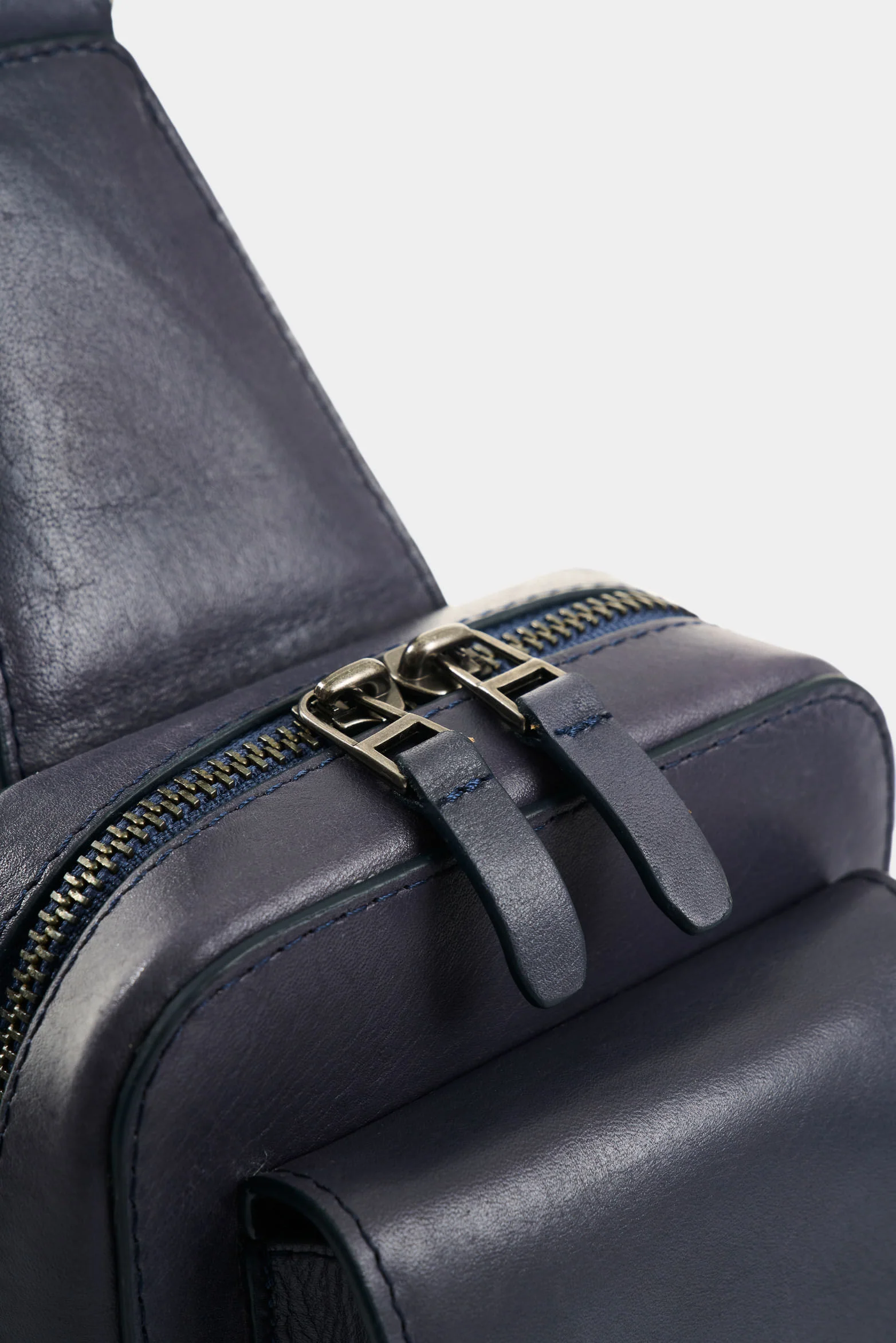 Lyra Men's Waxed Effect Leather Hands-Free Bag - Image 4
