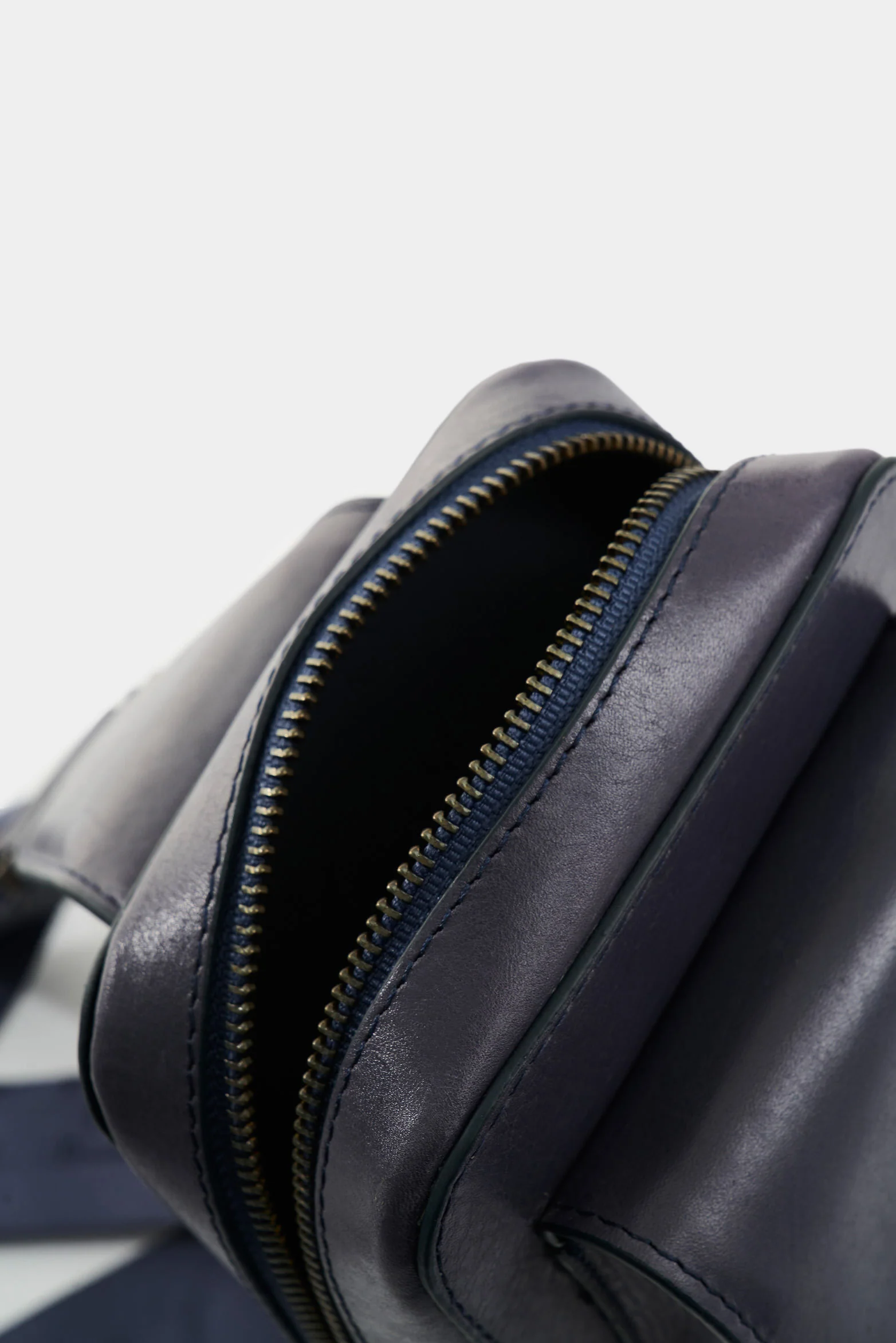 Lyra Men's Waxed Effect Leather Hands-Free Bag - Image 5