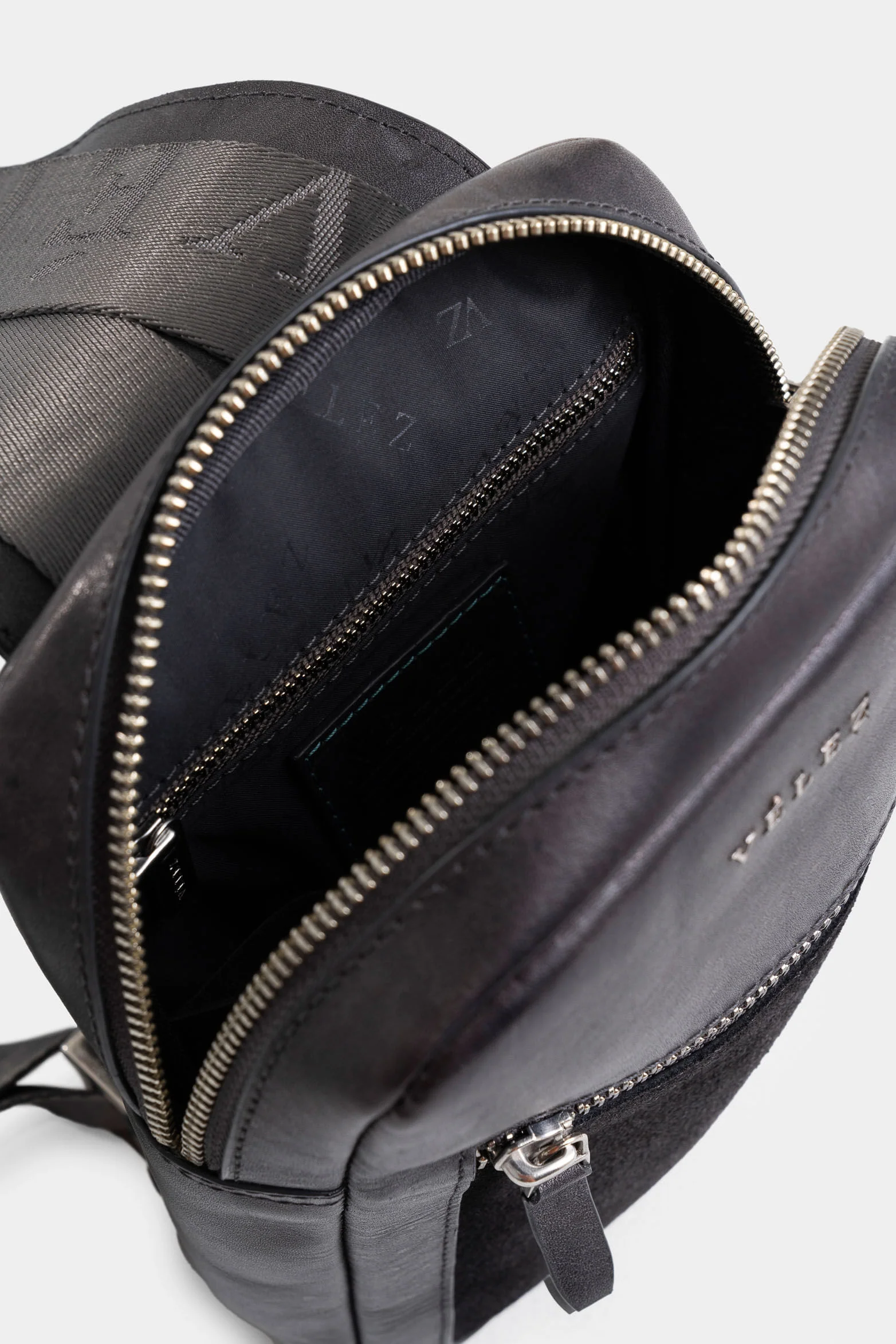 Mikeno 3 Aged Leather Hands-Free Bag for Men - Image 5