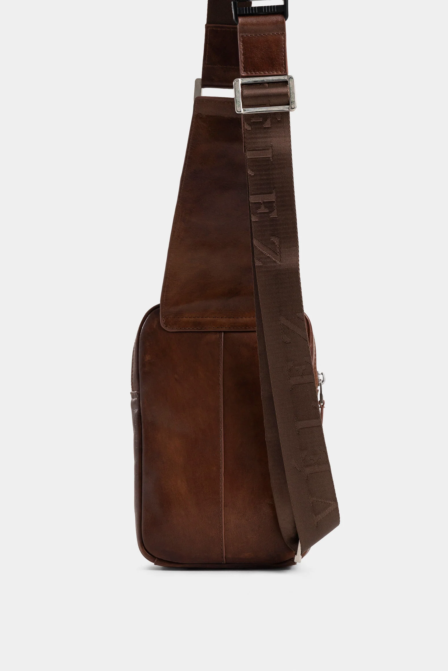 Mikeno 3 Aged Leather Hands-Free Bag for Men - Image 3