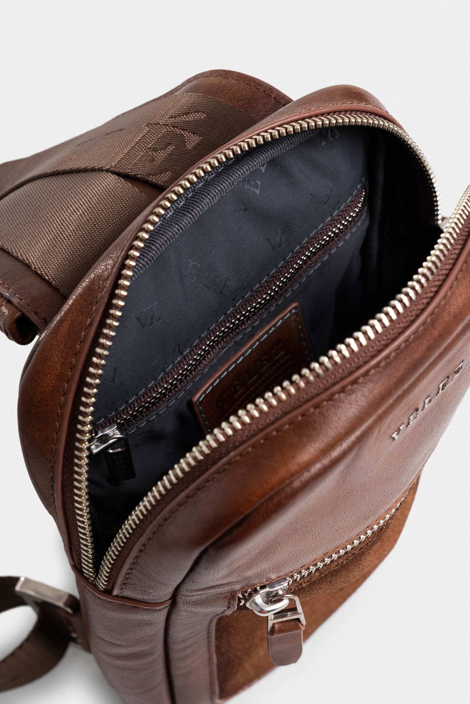 Mikeno 3 Aged Leather Hands-Free Bag for Men - Image 5