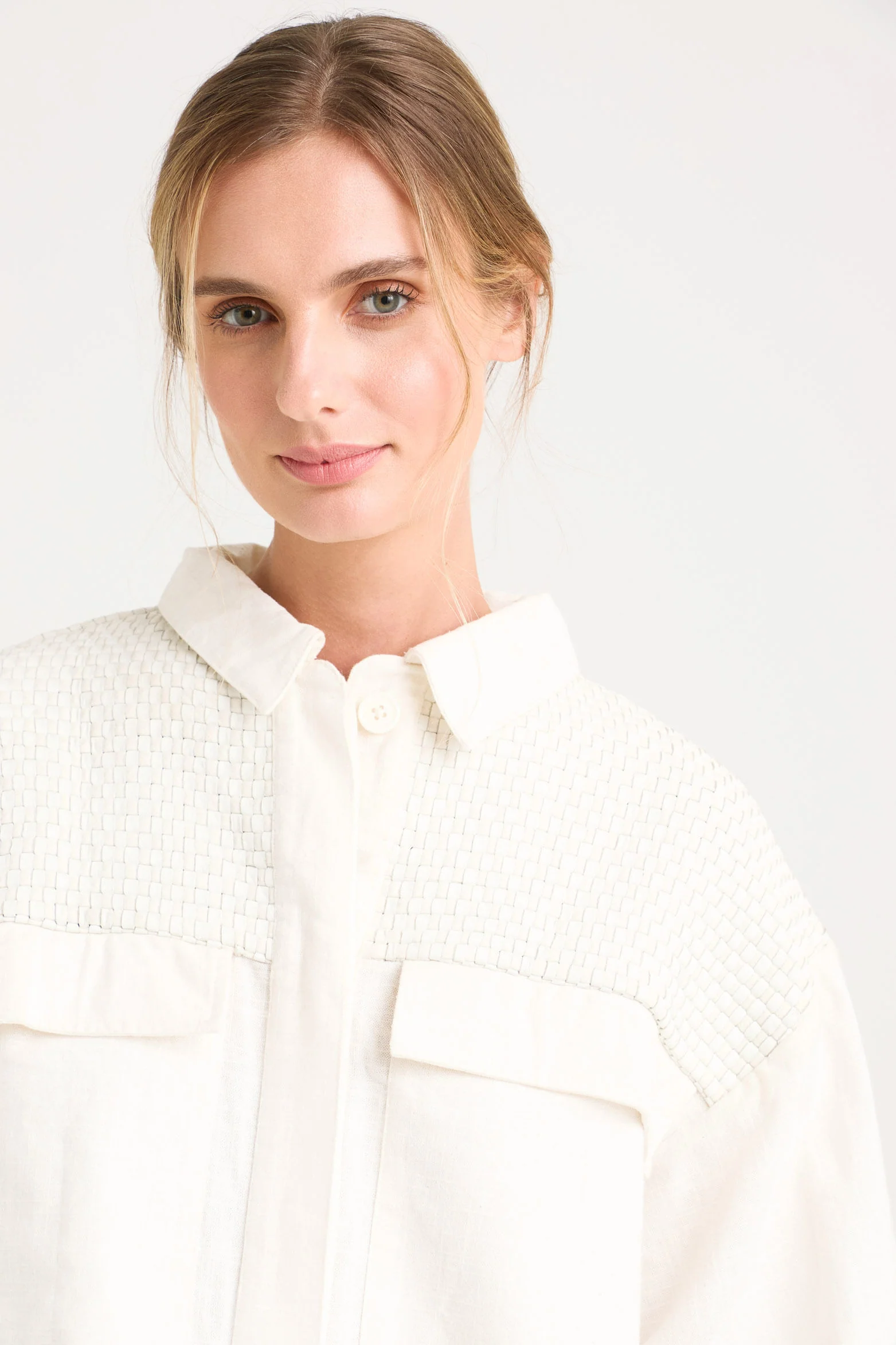 Oversized Iris Linen Jacket for Women with Knitted Cuffs - Image 3