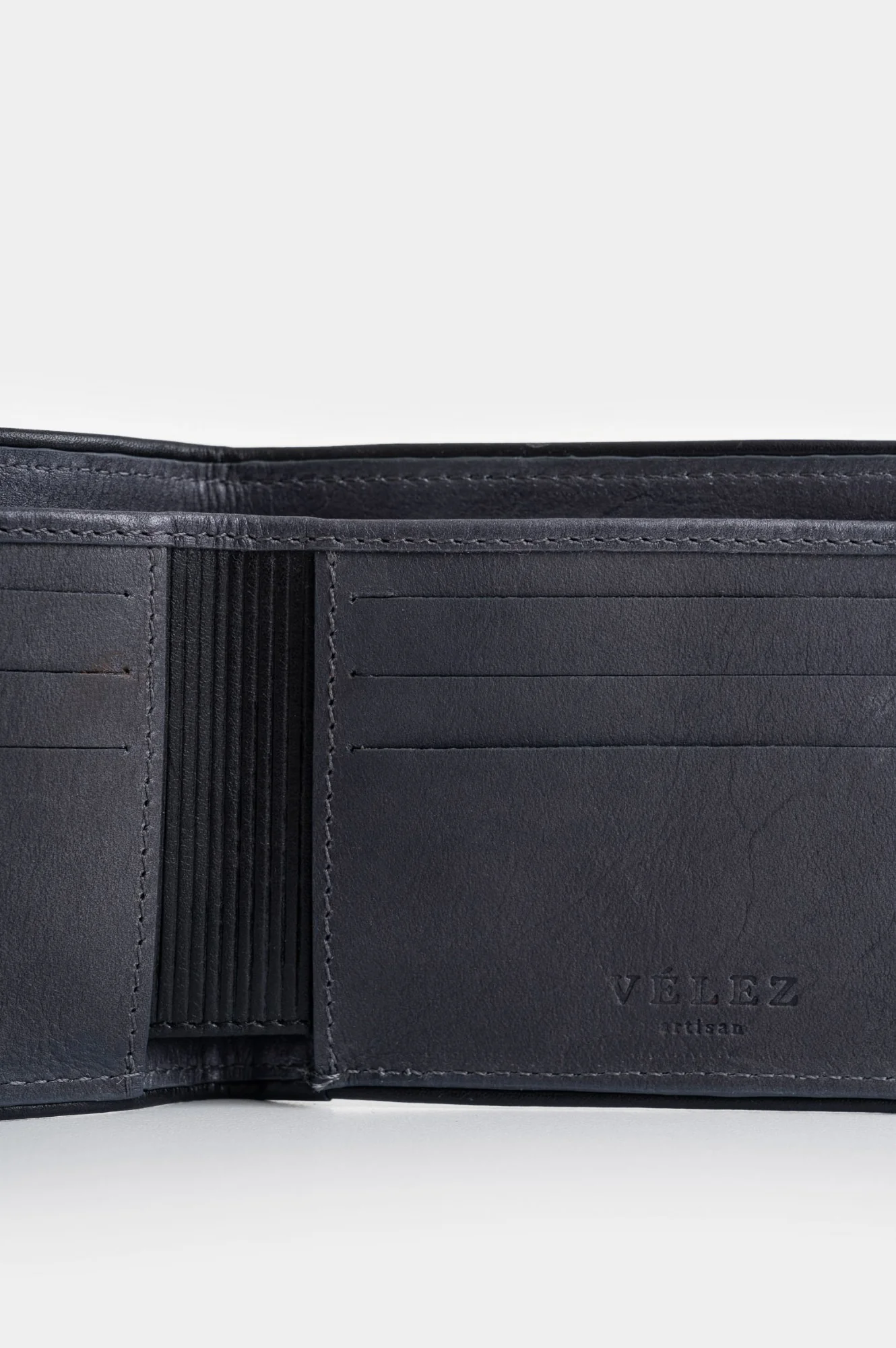 Pegasus leather wallet for men with contrast detail - Image 5