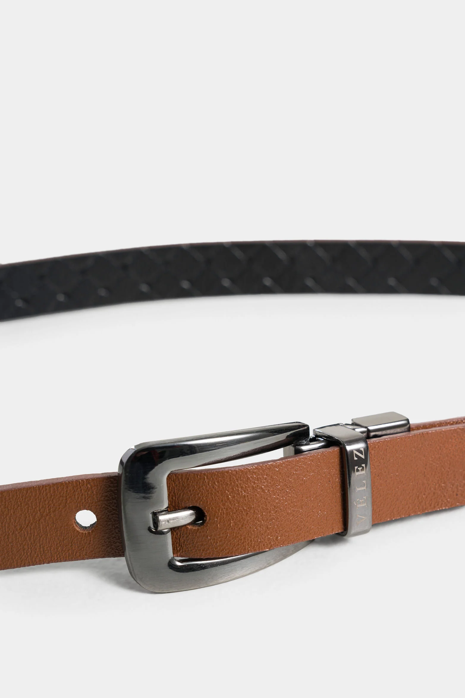 Ryn reversible women's leather belt with hexagonal tip in honey - Image 4
