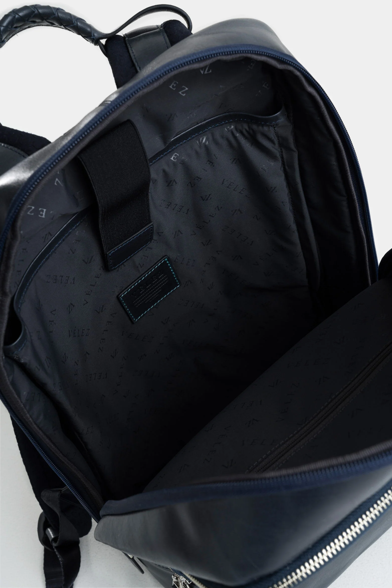 Slim Silhouette Támesis Leather Backpack for Men in Dark Blue - Image 5