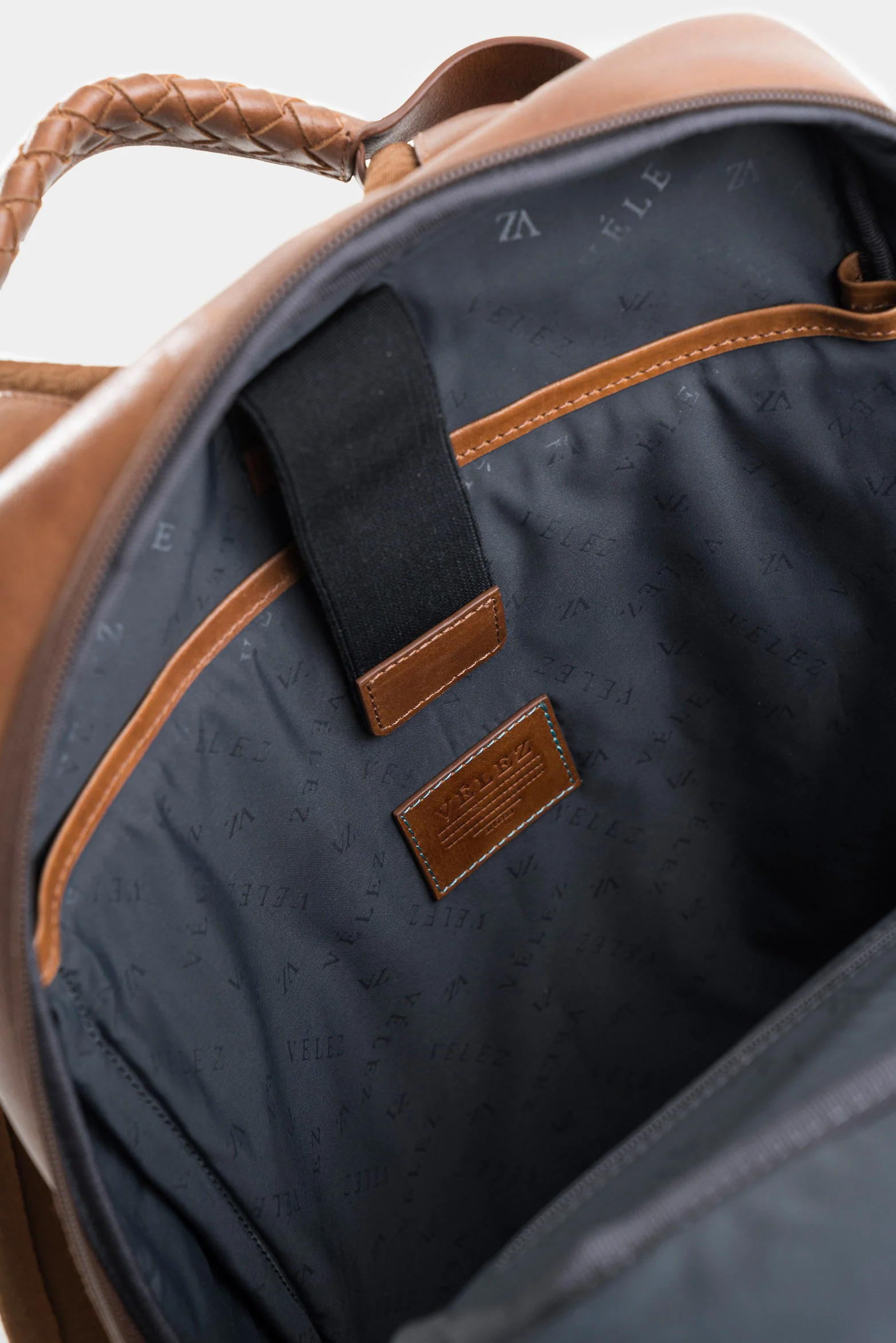 Támesis Slim Silhouette Leather Backpack for Men - Image 5