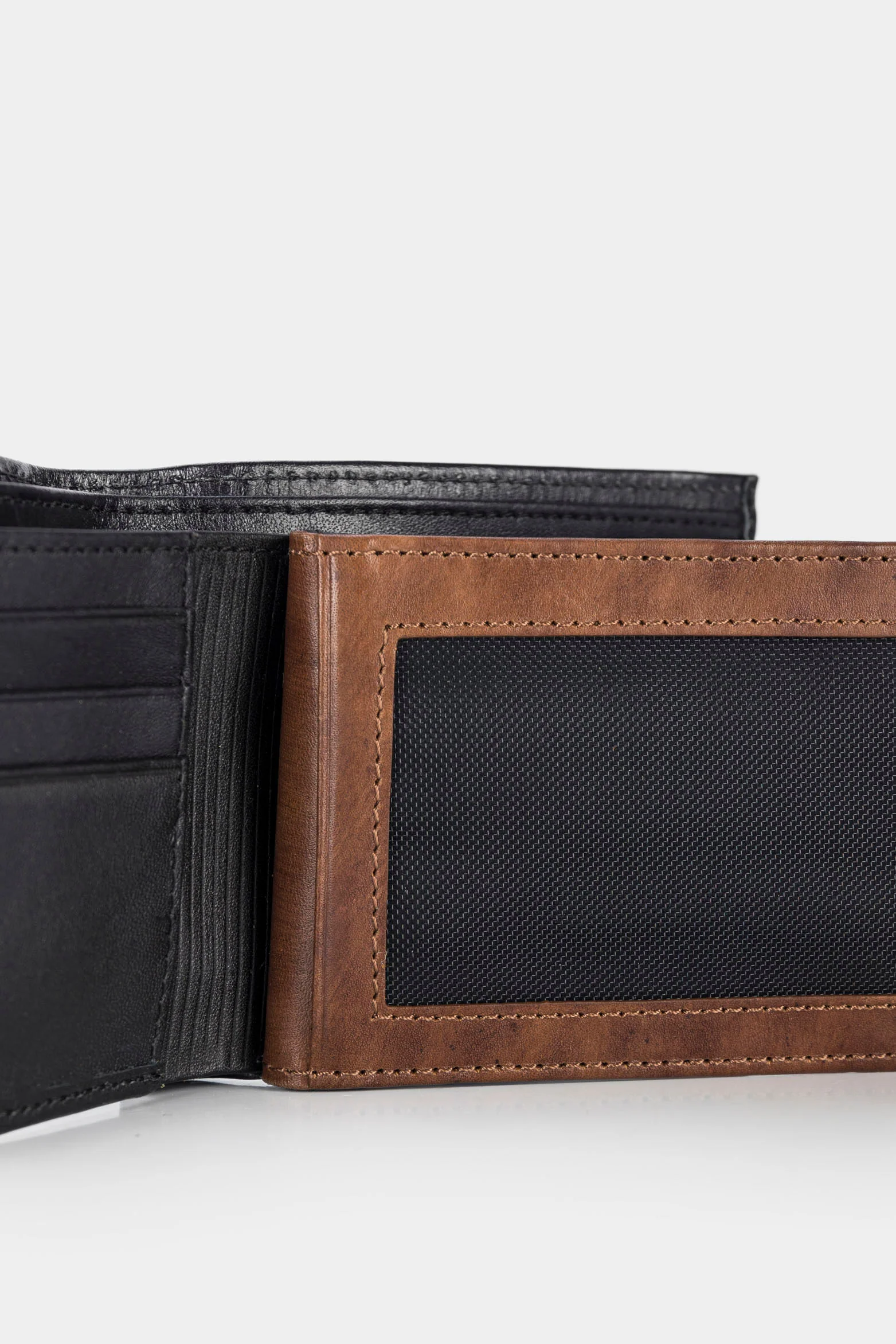 Wild Leather Wallet for Men with Internal Coin Pocket - Image 6