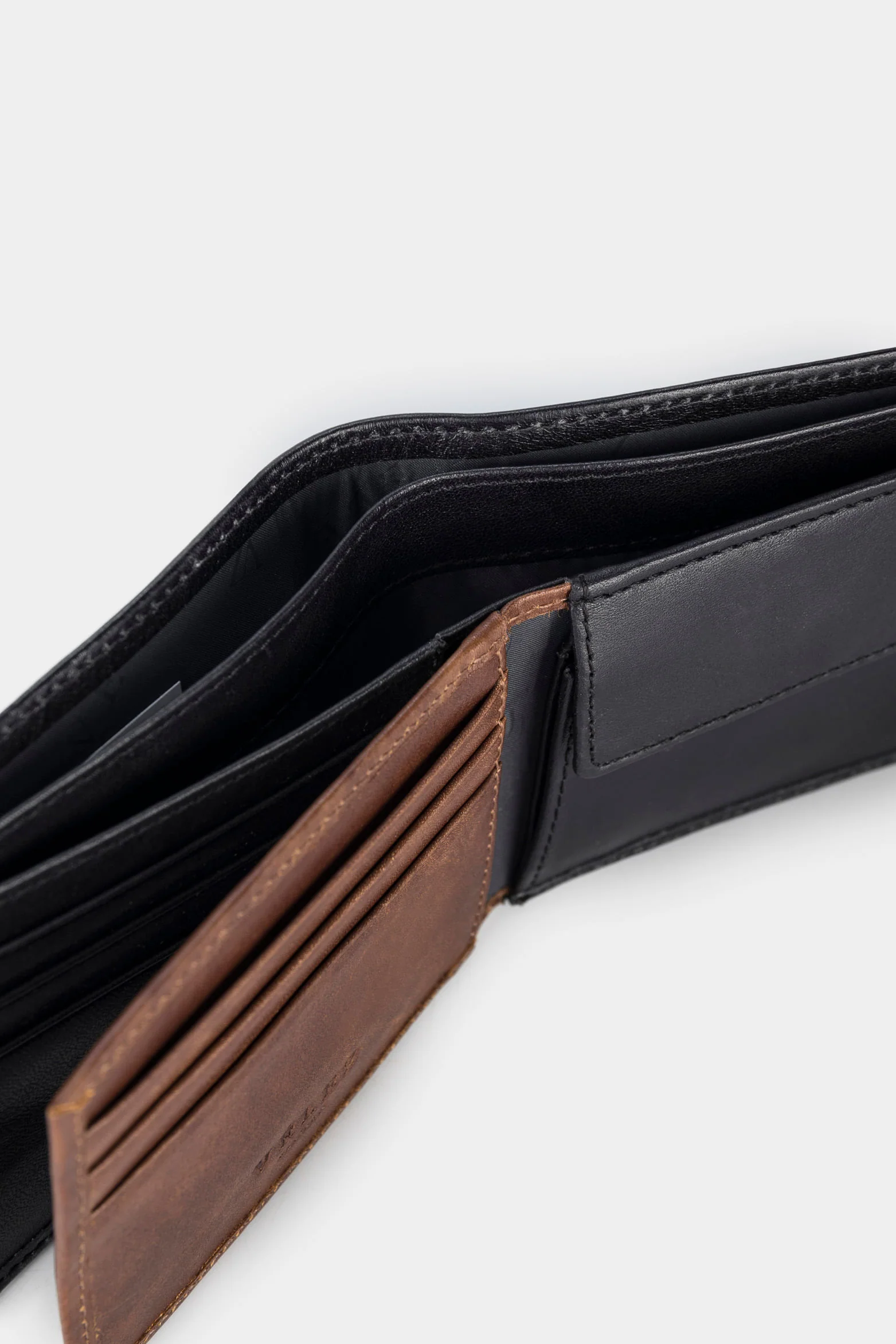 Wild Leather Wallet for Men with Internal Coin Pocket - Image 7