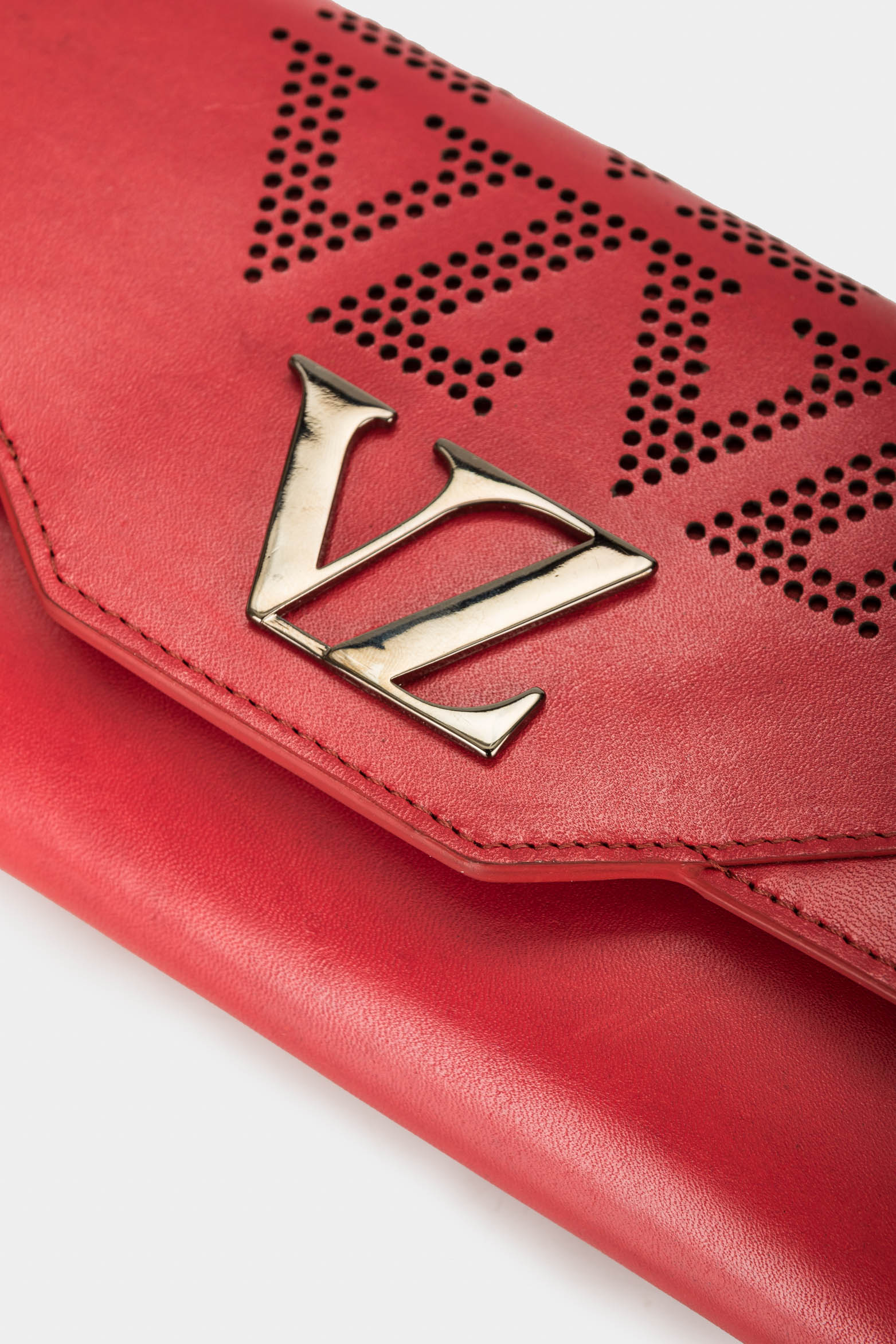 Women’s Damasco Accordion Wallet in Leather with Perforated Detail - Image 4