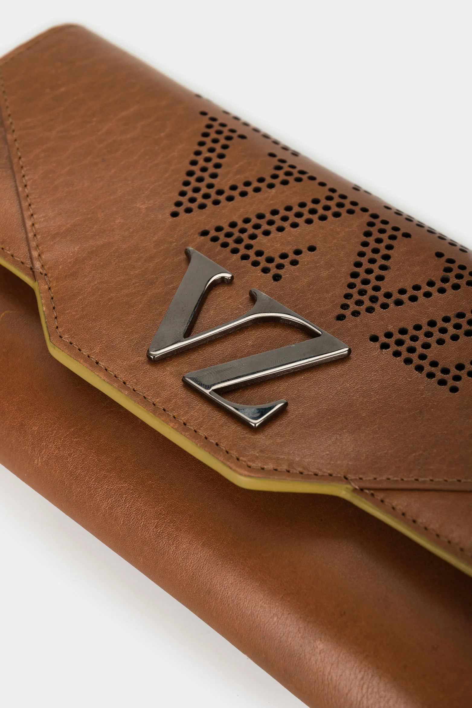 Women’s Damasco Accordion Wallet in Leather with Perforated Detail - Image 4