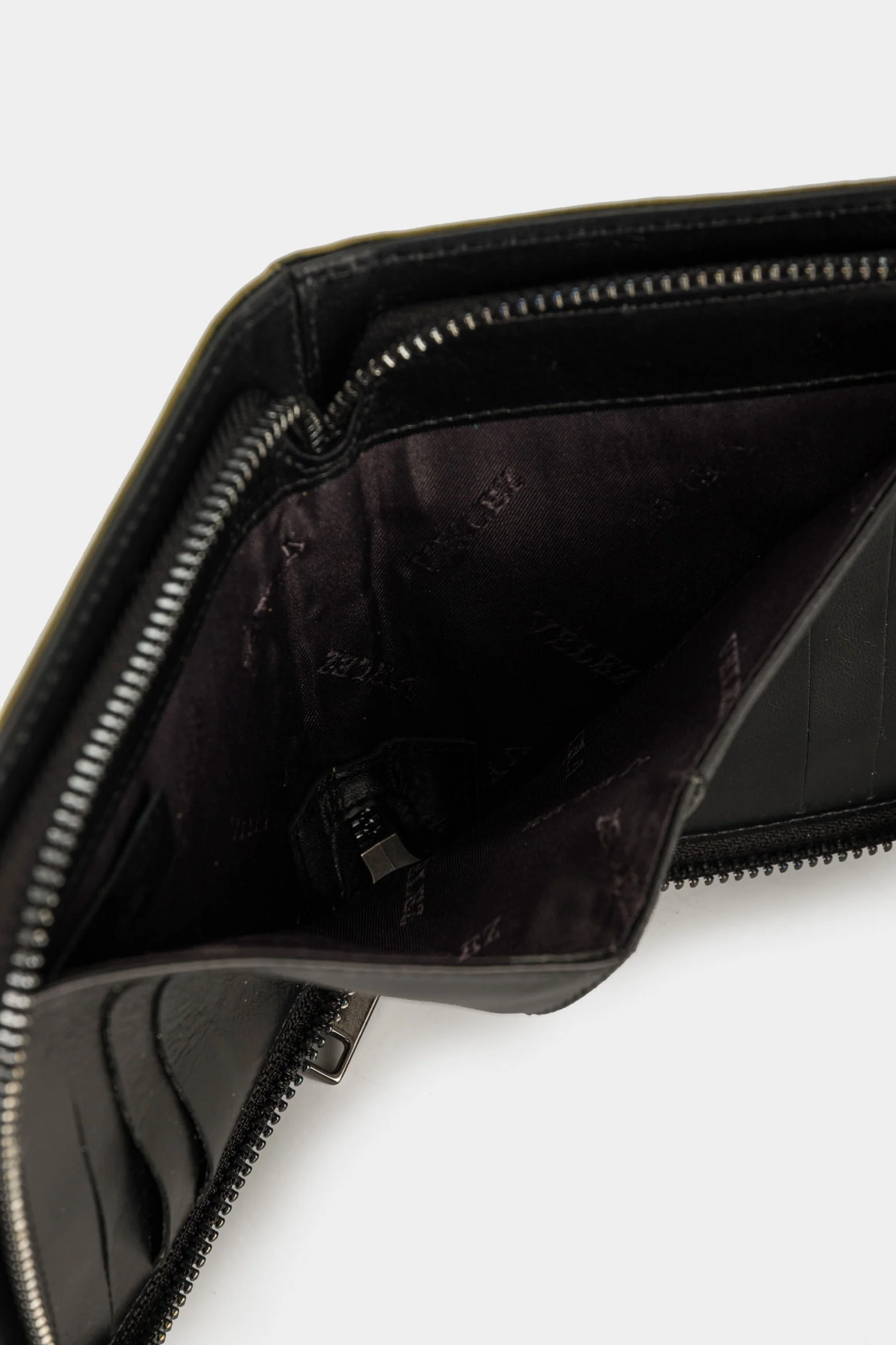 Women’s Kubor Leather Wallet with Metallic VZ Appliqué - Image 7